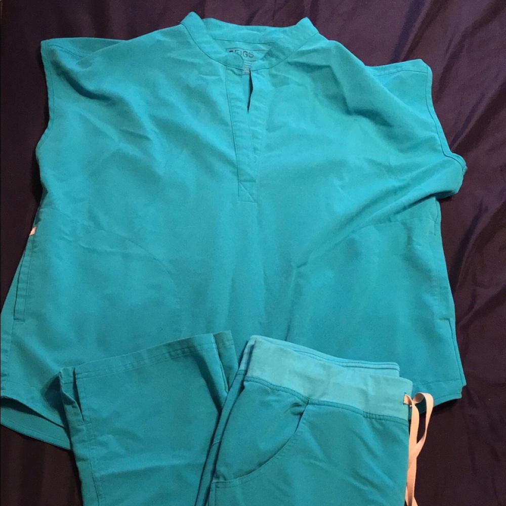 Teal Figs Scrub Set